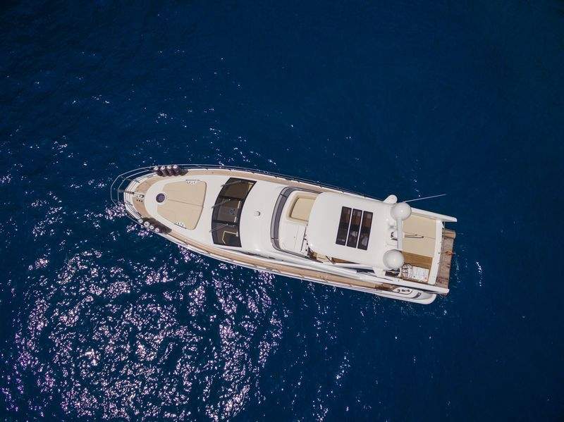 Luxe motorjacht charter met kapitein met Azimut 60